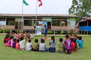 Inculcan cuidado del ambiente en niños de Puinahua con talleres de teatro