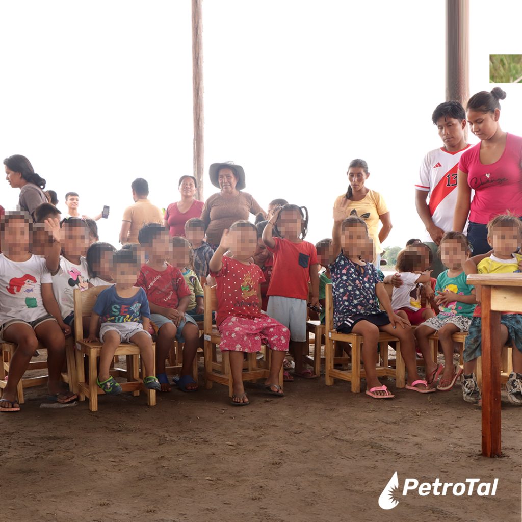 Escolares de Puinahua utilizan mobiliarios hechos con madera reciclada del Campo Bretaña Norte