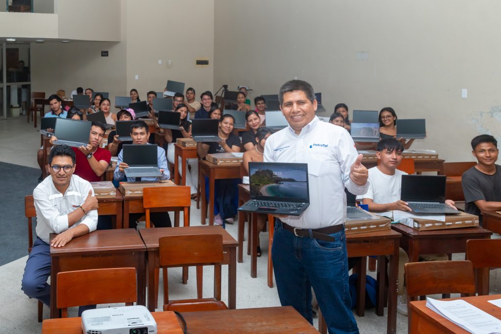 Estudiantes de Puinahua becados por PetroTal reciben modernas laptops para potenciar su aprendizaje